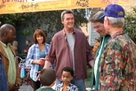 The Middle – Bei einem Straßenfest entdecken Frankie (Patricia Heaton, 2.v.l.) und Mike (Neil Flynn, 3.v.l.), dass ihr Sohn Brick versteckte Talente hat ...