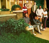 The Neighborhood – (im Uhrzeigersinn) Grover Johnson (Hank Greenspan); Gemma Johnson (Beth Behrs); Dave Johnson (Max Greenfield); Calvin Butler (Cedric the Entertainer); Tina Butler (Tichina Arnold); Malcolm Butler (Sheaun McKinney); Marty Butler (Marcel Spears)