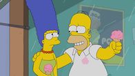 Die Simpsons – Marge (l.); Homer (r.)