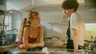 neoriginal: Tschappel – Nach all dem Chaos ein Moment der Erleichterung: Pia Schneider (Mina-Giselle Rüffer, l.) hat Carlo Brenner (Jeremias Meyer, r.) gerade aus seinem Dilemma gerettet – jetzt nutzt Carlo die Gelegenheit, um mit ihr zu flirten.