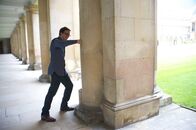 Mysterien des Weltalls – David Tong, theoretischer Physiker an der University of Cambridge, zeigt, dass die Säule, gegen die er schlägt, echt ist.