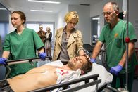Akte Ex – Dramatischer Showdown: Lukas Hundt (Oliver Franck, 2.v.r.) ist schwerverletzt. Kristina Katzer (Isabell Gerschke, 3.v.r.) bangt um sein Leben.