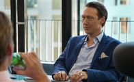 Exit – Adam Veile (Simon J. Berger) möchte unbedingt einem Fruchtbarkeitstest entgehen, zu dem ihn seine Frau wegen ihres unerfüllten Kinderwunschs drängt. Wird sein Kumpel aushelfen, damit er weiter seine Vasektomie verheimlichen kann?