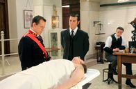Murdoch Mysteries – Von links nach rechts: Dr. Henderson (Michael Spencer Davis), Detective Murdoch (Yannick Bisson) und Corporal Young (Kjartan Hewitt)