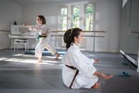 Schloss Einstein – Joyces (Matilda Willigalla, li.) und Sibels (Josie Hermer) Vorstellungen von Karate könnten nicht unterschiedlicher sein.