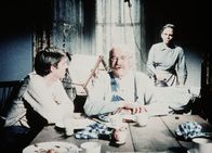 Die Waltons – John-Boy (Richard Thomas, l.) erklärt Großvater (Will Geer, M.) und Großmutter (Ellen Corby, r.), dass die Kinder die Reparatur der zerbrochenen Brille von Großmutter bezahlen werden und auf den Zirkusbesuch verzichten.