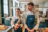 Die Cooking Academy – Irinii Dimitriou (Lara Kimpel, l.); Chris Mircovic (Brian Rosenkranz, r.)