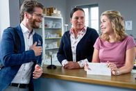 Die Rosenheim-Cops – Oliver Sterzer (Leopold Hornung, l.) gibt sich den Damen Grasegger (Ursula Maria Burkhart, M.) und Lange (Sarah Thonig, r.) an der Information der Kripo Rosenheim extrem selbstbewusst. Während Frau Grasegger skeptisch reagiert, ist Frau Lange direkt begeistert angesichts seines Charmes.
