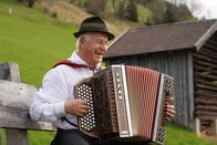 Hoagascht – Bergbauernbua und Musikant Alois Pfeffer spielt auf seiner Ziehharmonika, während ServusTV's Hoagascht "Mein Leben - Der Bergbauernbua auf der Bühne" in Stuhlfelden, Salzburg, Österreich am 08.04.2024.