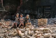 Ein Tag in... – Eine kurze Pause von der schweren Arbeit. Elli Göbel (Henrike von Kuick, li.) macht mit ihren Kolleginnen Mittagspause.