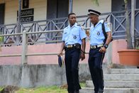 Death in Paradise – JP (Tobi Bakare, l.) und sein Kollege Dwayne (Danny John-Jules, r.) eilen Humphrey zur Hilfe. Sie unterstützen das Team stets tatkräftig bei den Ermittlungen.