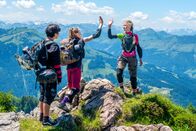 Madison - Ungebremste Girlpower – Madison (Felice Ahrens, rechts) mit ihren Freunden Vicky (Emilia Warenski, Mitte) und Jo (Yanis Scheurer, links) auf dem Gipfel