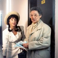 Zum 60. Geburtstag von Hape Kerkeling: Club Las Piranjas – Margot (Hildegard Krekel, links) und Herta (Dorothea Walda, rechts) sind entsetzt, weil sie sich ein Zimmer teilen müssen.