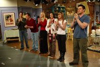 Friends – Der Abschied ist gekommen: Ross (David Schwimmer, l.), Chandler (Matthew Perry, 2.v.l.), Phoebe (Lisa Kudrow, 3.v.l.), Monica (Courteney Cox, 3.v.r.), Rachel (Jennifer Aniston, 2.v.r.) und Joey (Matt LeBlanc, r.) ...