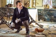 Elementary – Spannungen sind vorprogrammiert, als das NYPD verlangt, dass Holmes (Jonny Lee Miller) bei den Ermittlungen zu einer Bombenexplosion mit seinem früheren Scotland Yard-Kollegen Gareth Lestrade zusammenarbeitet ...