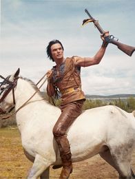 An seinen Stiefeln klebte Blut – Der brutale Duncan und seine Leute überfallen das Dorf des jungen Navajo-Indianers Joe. Danach ist Joe der einzige Überlebende, alle anderen sind tot. Der Junge schwört Rache und verfolgt die Banditen. Tag und Nacht. Als sie einen Zug angreifen, sieht Joe (Burt Reynolds) seine Chance gekommen.
