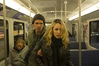 A Most Wanted Man – Vorne: Issa Karpov (Grigoriy Dobrygin) und Annabel Richter (Rachel McAdams)