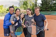 Checker Tobi – Im jüdischen Sportverein Makkabi spielt Tobi (rechts) mit Familie Meyer Tennis.