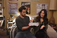 New Girl – Als Reagan (Megan Fox, r.) nicht das gewünschte Interesse an Nicks (Jake Johnson, l.) Roman zeigt, sorgt das für Spannungen zwischen den beiden.