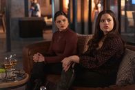 Charmed – Mel Vera (Melonie Diaz, l.); Maggie Vera (Sarah Jeffery, r.)