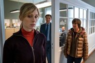 Der Usedom-Krimi – Dr. Brunner (Max Hopp) und Karin Lossow (Katrin Sass) machen sich Sorgen um Ellen (Rikke Lylloff).