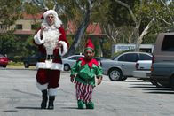 Bad Santa – Fröhliche Menschen pilgern kurz vor Weihnachten in die lokalen Einkaufszentren, um Geschenke für ihre Lieben zu finden. Zwei Betrüger, getarnt als Nikolaus (Billy Bob Thornton, l.) und Elfe (Tony Cox, r.) wollen die Gelegenheit nutzen, um die Kundschaft auszurauben ...