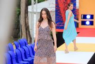 Death in Paradise – Die beiden Models Eloise Ronson (Heida Reed, l.) und Zoe Mackay (Hannah Britland, r.) präsentieren die neue Kollektion.