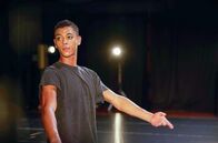 Black is beautiful - Diversität an der Pariser Oper – Obwohl Guillaume Diops Ballett-Karriere seit seiner Kindheit Steine in den Weg gelegt wurden, wird er 2023 als erster schwarzer Tänzer zum „Danseur étoile“ der Pariser Oper ernannt.