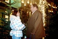Der Bulle von Tölz – Nach 20 Jahren trifft Benno (Ottfried Fischer) am Christbaumstand Thea (Simone Thomalla) wieder.