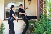 The Rookie – Officer Bradford (Eric Winter) tritt die Tür eines Wohnhauses ein, nachdem Lucy Chen (Melissa O’Neil) durch das Fenster einen reglosen Körper am Boden entdeckt.