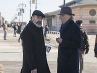 Homeland – Saul (Mandy Patinkin, l.) trifft Viktor (Ronald Guttman, r.), einen alten Freund von einem ausländischen Geheimdienst. Dieser übermittelt ihm interessante Informationen bezüglich Dar Adal ...