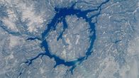 Spacetime – Der ringförmige Manicouagan-Stausee innerhalb eines Einschlagkraters befindet sich nordwestlich von Quebec City. Die Struktur mit einem Durchmesser von achtzig Kilometern wurde durch eine massive Asteroidenkollision vor über zweihundert Millionen Jahren hinterlassen.