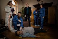 SOKO München – Am Tatort nehmen Katharina Hahn (Bianca Hein, r.), Franz Ainfachnur (Christofer v. Beau, 2. v. r.), Arthur Bauer (Gerd Silberbauer, M.), Dr. Weissenböck (Florian Odendahl, 2. v. l.) und Billie Curio (Sina Reiß, l.) die Ermittlungen auf.