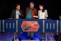 Die Rosenheim-Cops – Pathologin Mai (Sina Wilke, r.) erläutert den Kommissaren Stadler (Dieter Fischer, M.) und Bach (Patrick Kalupa, l.) den möglichen Tathergang im Fall der ermordeten Zauberkünstlerin Irmela Osterburg.