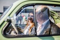 Heimatleuchten – Moderatorin Conny Bürgler und den Fahrer des Puchs.