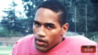 O. J. Simpson: Made in America – Während O. J.'s Teamkollegen politisch aktiv sind und für Rechte von Schwarzen demonstrieren, gibt sich der Football-Star betont unpolitisch.