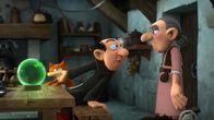Die Schlümpfe – Begeistert erzählt Gargamel seiner Mami, was er in der Glaskugel beobachtet.
