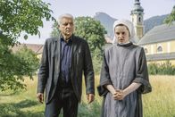 Tatort – Franz Leitmayr (Udo Wachveitl) verhört Schwester Antonia (Maresi Riegner).
