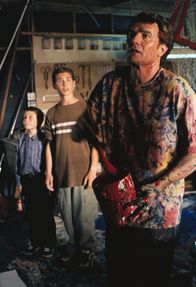 Malcolm mittendrin – Dewey (Erik Per Sullivan, l.) und Reese (Justin Berfield, M.) sehen ihrem Vater Hal (Bryan Cranston) beim Malen zu.