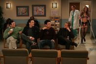 How I Met Your Mother – Für Ted (Josh Radnor, M.), Marshall (Jason Segel, 2.v.l.), Barney (Neil Patrick Harris, 2.v.r.), Stuart (Matt Boren, l.) und Treasure (Erin Cardillo, r.) endet die Junggesellenparty ganz anderes als geplant ...