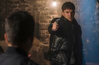Die Füchsin – Lukas Bender (Eric Klotzsch, re) bedroht Youssef (Karim Chérif, li) aus Angst, er könne ihn an die Mafia verraten.