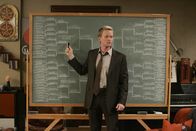 How I Met Your Mother – Barney (Neil Patrick Harris) scheint eine Pechsträhne zu haben - schon seit Tagen hat er keine Frau mehr aufgerissen. Als er mit Lily in der Bar sitzt und kurz auf die Toilette geht, wird sie von einer Unbekannten vor Barney gewarnt. Nun will er herausfinden, wer diese "Warnerin" ist ...
