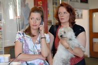 Die Rosenheim-Cops – Eigentlich planten Marie Hofer (Karin Thaler, li.) und ihre Freundin Mitzi Reitmann (Marion Mathoi) einen netten Kinoabend, doch jetzt ist der Vorführer tot und der Film zu Ende.