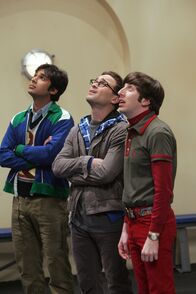 The Big Bang Theory – Sheldon möchte sich mit Barry Kripke, einem Kollegen von der Uni, anfreunden, obwohl der ein eher unangenehmer Mensch ist, den Leonard (Johnny Galecki, M.), Howard (Simon Helberg, r.) und Raj (Kunal Nayyar, l.) überhaupt nicht leiden können ...