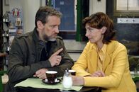 Anna und die Liebe – Ulrich (Wolfgang Wagner, l.) erzählt Steffi (Karin Kienzer, r.) von seinem Vorhaben, den Ex-Polizisten Jaecki aufzusuchen.