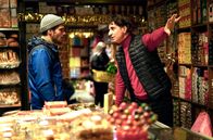 Einsam Zweisam – Rémy (François Civil) und Shopbesitzer Mansour (Simon Abkarian) im Laden um die Ecke