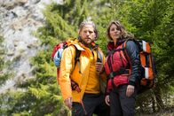 Die Bergretter – Per Funk stimmen sich Markus (Sebastian Ströbel) und Katharina (Luise Bähr) mit ihrem Team ab. Wo kann Prof. Scharnitz sein?