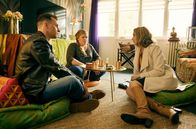 Die Heiland - Wir sind Anwalt – Romy Heiland (Christina Athenstädt, r.), begleitet von Ringo Holländer (Tim Kalkhof, l.), befragt ihre Mandantin Diana Merrick (Gisa Flake, M.), die sich frustriert zu Hause verkrochen hat.