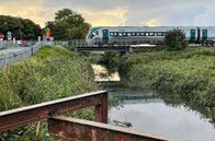 Mit dem Zug ... – Ein typischer Bahnübergang zwischen Wiesen und Feldern: Die Grafschaft Wexford ist landwirtschaftlich geprägt.