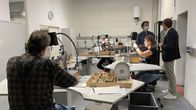 Die Tricks... – Jo Hiller besucht eine Firma, die Edelsteine aus der Asche Verstorbener herstellt.